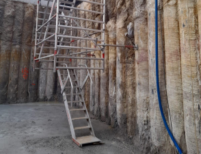 Montagem de torre de andaime com escada invertida